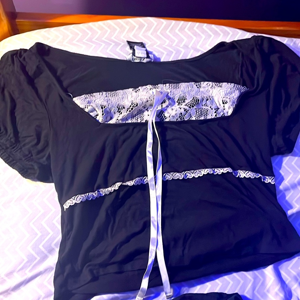 XL cute goth full length shirt hot topic  lace and ruffled sleeves